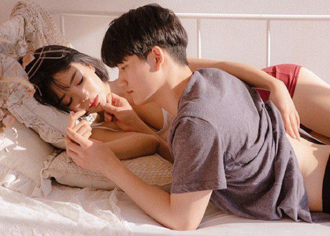 Bạn Trai Sờ Và Hôn Vào Vòng 1