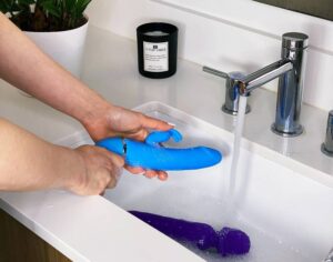 cách vệ sinh đồ chơi tình dục